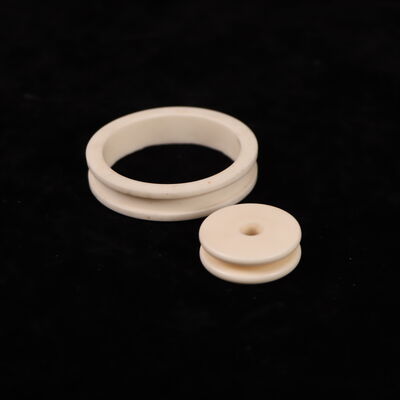 การขยายความร้อน 8.9 X 10-6 K อัลลูมิเนียมโอไซด์ ความหนาแน่นของเซรามิก 3.75-3.9 กรัม cm3 และความถี่ Dielectric 9.6 เหมาะสําหรับส่วนประกอบเครื่องกล