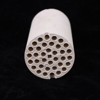 ความหนาแน่น 3.75 ถึง 3.9 กรัมต่อลูกบาศก์เซนติเมตร เซรามิกอะลูมิเนียมออกไซด์ กำลังอัดมากกว่า 3000 MPa กำลังดัด 200 ถึง 400 MPa