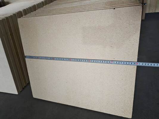 ชั้นวางเตาเผา Cordierite ไม่กระจก ความหนา 10-30 มิลลิเมตร สัมพันธ์การขยายความร้อน 2.2 × 10-6 ต่อองศาเซลเซียส ออกแบบสําหรับเตาเผาที่ยั่งยืน