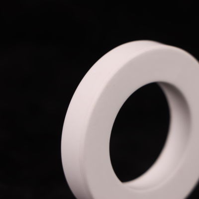 8.9 X 10-6/K การขยายความร้อน เซรามิกอ๊อกไซด์อลูมิเนียมสีขาวที่มีประสิทธิภาพและความถี่แบบ Dielectric 9.6