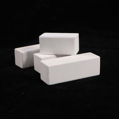 ความแข็งแรงในการบดเย็นมากกว่า 90MPA โฟนโพสประกอบด้วย Corundum Mullite และความหนาแน่น 2.8gcm3 ออกแบบเพื่อการทํางานในระบบเตาอบอุตสาหกรรม