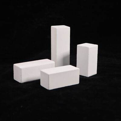 ความแข็งแรงในการบดเย็นมากกว่า 90MPA โฟนโพสประกอบด้วย Corundum Mullite และความหนาแน่น 2.8gcm3 ออกแบบเพื่อการทํางานในระบบเตาอบอุตสาหกรรม