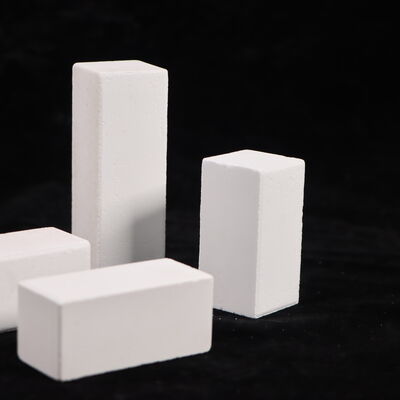 ความแข็งแรงในการบดเย็นมากกว่า 90MPA โฟนโพสประกอบด้วย Corundum Mullite และความหนาแน่น 2.8gcm3 ออกแบบเพื่อการทํางานในระบบเตาอบอุตสาหกรรม