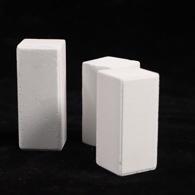 ความแข็งแรงในการบดเย็นมากกว่า 90MPA โฟนโพสประกอบด้วย Corundum Mullite และความหนาแน่น 2.8gcm3 ออกแบบเพื่อการทํางานในระบบเตาอบอุตสาหกรรม