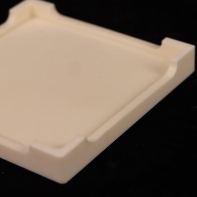 Poissons Ratio 025 อัลลูมิเนียมโอไซด์ ธารกะเบียนเซรามิก มีความแข็งแรง Dielectric 18 ถึง 20 KV ต่อมิลลิเมตรและความแข็งแรง Flexural 200 ถึง 400 MPa