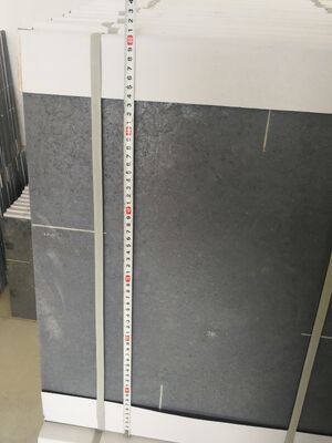 ชั้นวางเตาเผาซิลิคอนคาร์ไบด์สีดำที่ออกแบบมาสำหรับการเผาในเตาเผา ให้ความเสถียรทางความร้อนและทนทานต่อการสึกหรอ