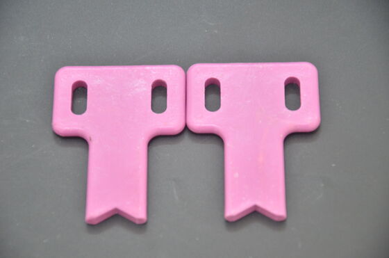 ความแข็งระดับ 9 โมห์ของเซรามิกอลูมิเนียมออกไซด์ ให้ค่าความต้านทานฉนวนสูงกว่า 1012 โอห์ม ซม. และกำลังอัดสูงกว่า 3000 เมกะปาสคาล สำหรับเครื่องมือวัดความเที่ยงตรง