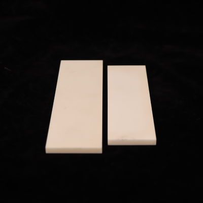 การขยายตัวทางความร้อนของเซรามิกอะลูมินา 8.9 x 10-6/K และความหนาแน่น 3.75-3.9g/cm3 เหมาะสำหรับความต้องการแบบ B2B ของคุณ