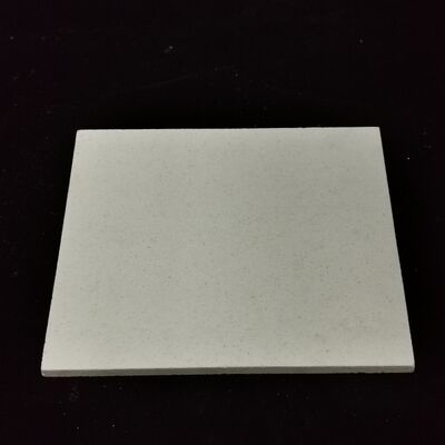 ชั้นเตาอบ Corundum ชั้นเตาอบที่มีความแข็งแรงในการบิด 45 MPa ปลายพื้นผิวเรียบใส รับประกันการทํางานของเตาอบและอายุยืน