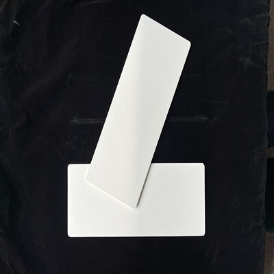 ค่าการนำความร้อน 25 ถึง 35 วัตต์ต่อเมตรเคลวิน วัสดุเซรามิกอลูมินา ออกแบบมาเพื่อการเป็นฉนวนไฟฟ้าและการจัดการความร้อน